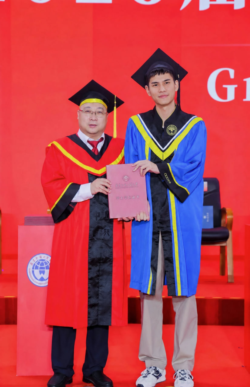 方程大学毕业留影